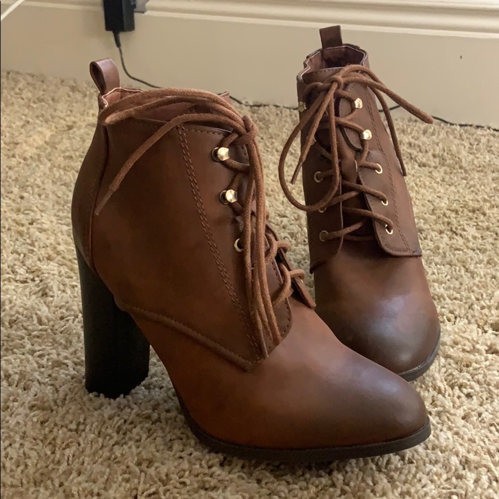 Brown booties, perfect for fall! Barely worn